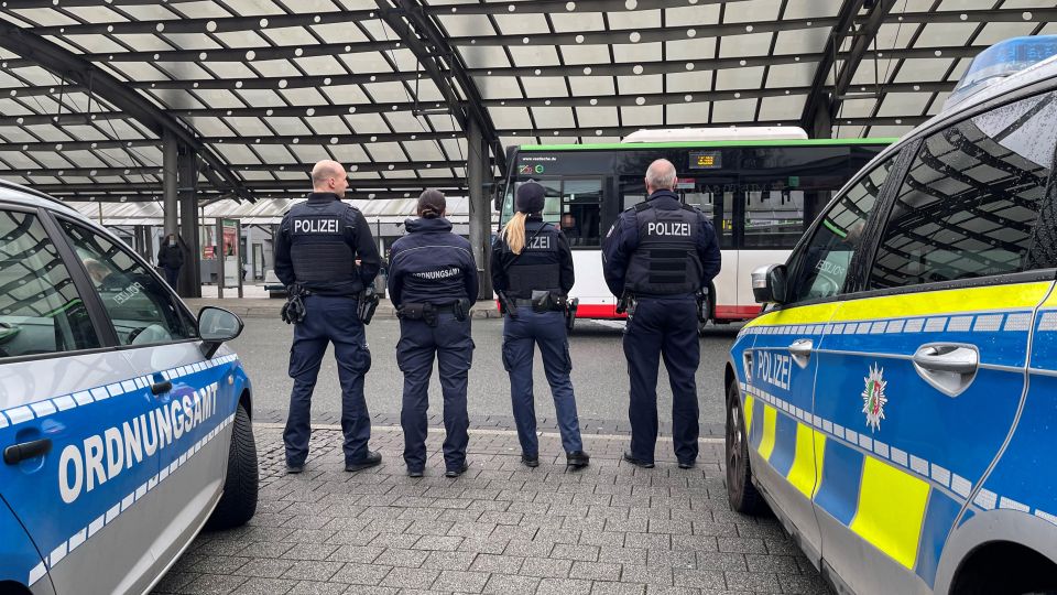 In Zuständigkeiten getrennt, in der Sache vereint - Polizei Recklinghausen, Bundespolizei und KOD setzen auf starke Präsenz im Bahnhof und am ZOB Recklinghausen.