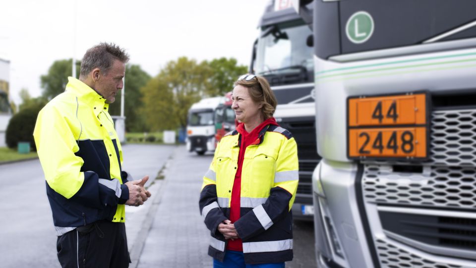 Verkehrssicherheitsberater Karsten Quante im Gespräch mit Lkw-Fahrerin Malgorzata Mierzwa.
