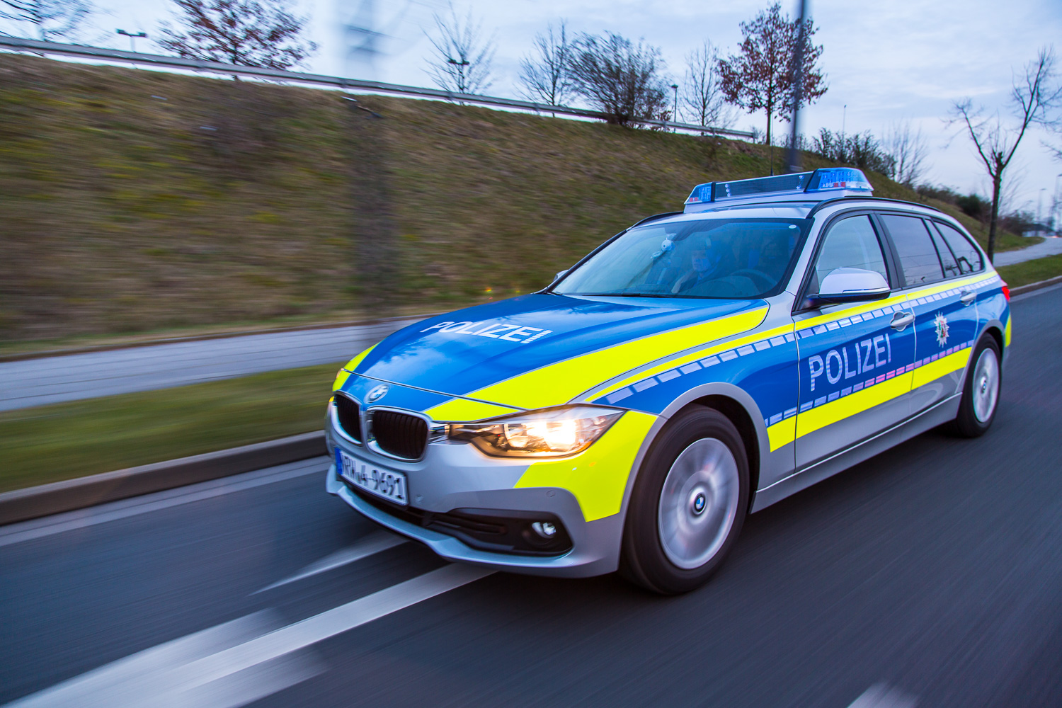 Funkstreifenwagen BMW der Polizei NRW bei Dämmerung