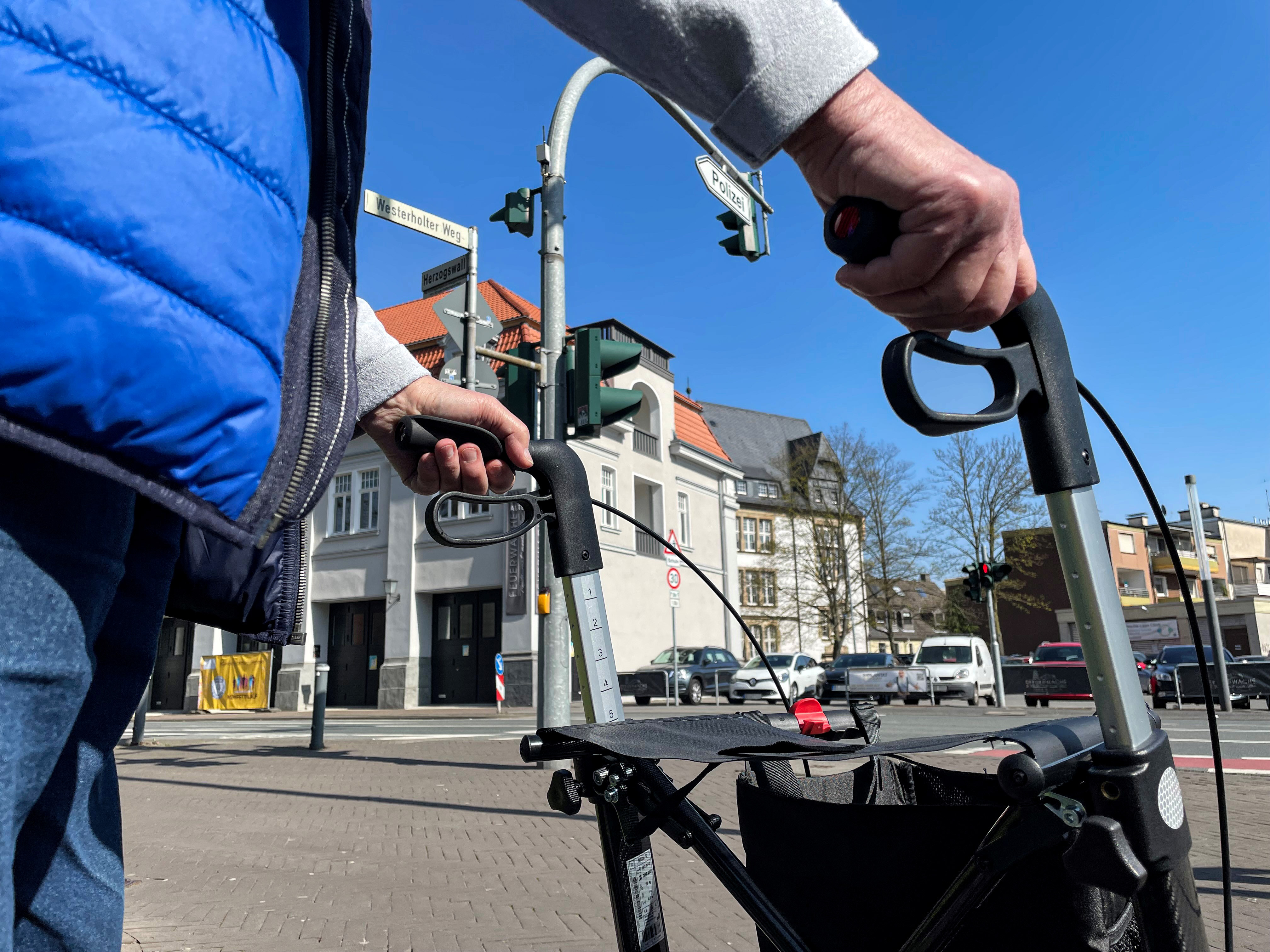 Symbolfoto: Ein älterer Herr geht mit seinem Rollator am Recklinghäuser Herzogswall/Westerholter Weg spazieren. Die Polizei bietet Kurse an, in denen der sichere Umgang mit dem Rollator trainiert werden kann.