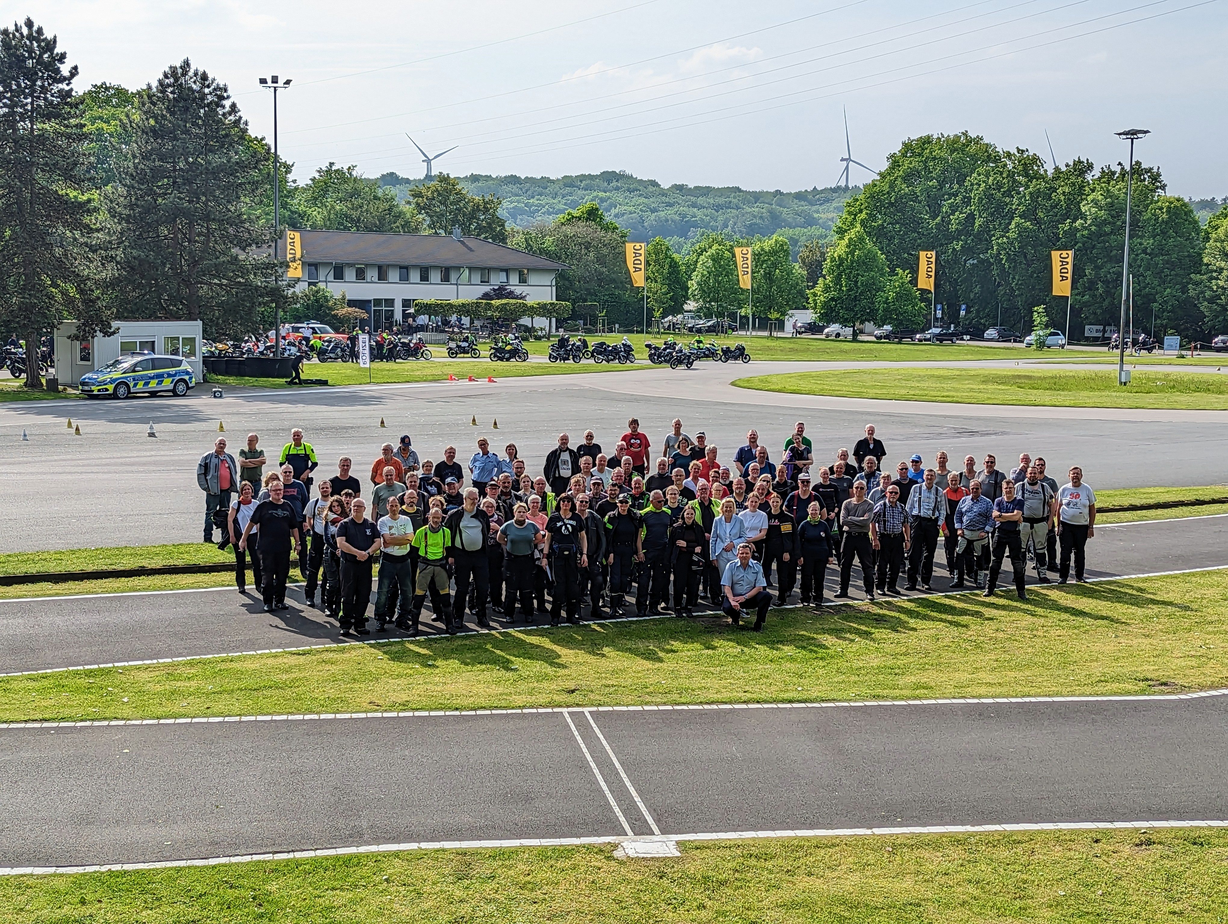 Teilnehmerinnen und Teilnehmer der ersten PoliTour 2023 auf dem ADAC-Gelände in Haltern am See.