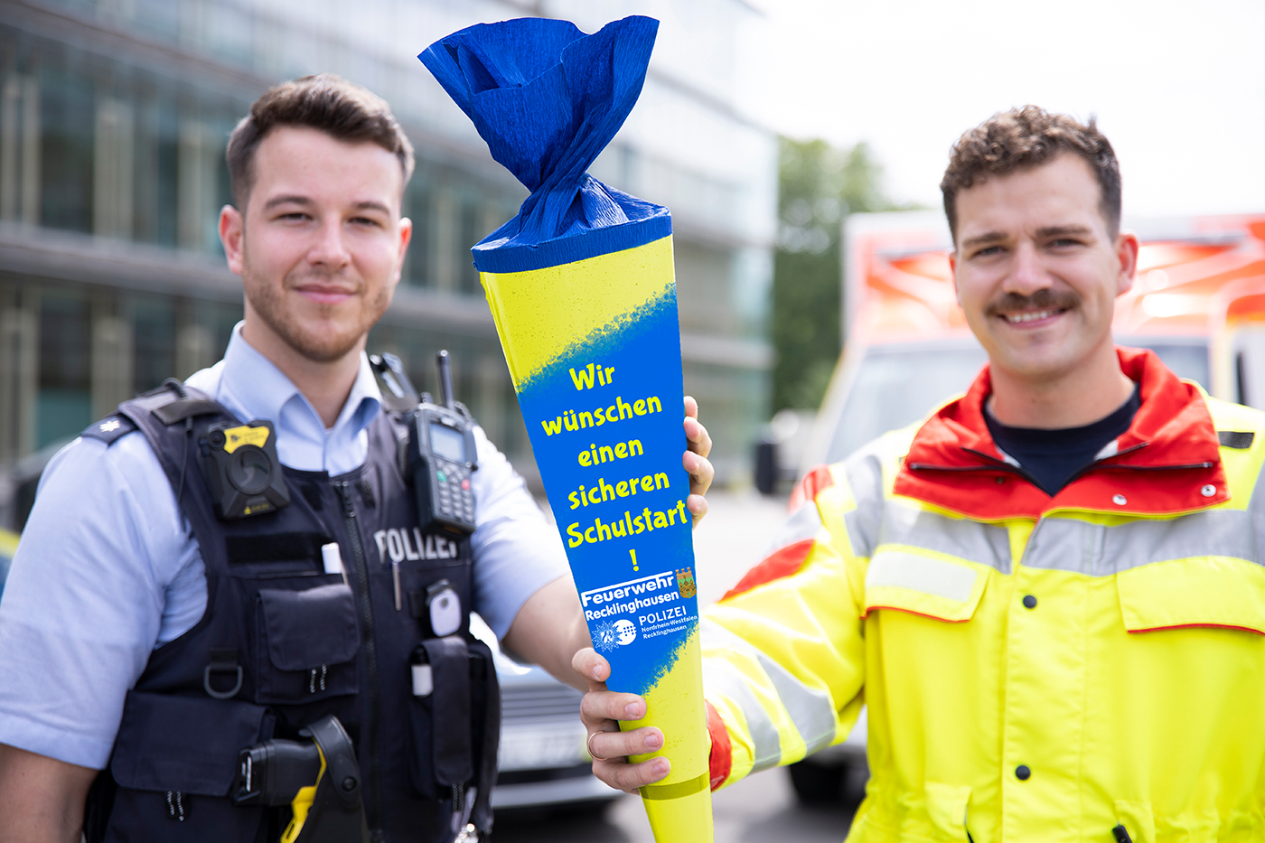 Polizei und Feuerwehr wünschen einen guten Schulstart.