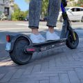 Eine junge Frau fährt auf einem E-Scooter am Recklinghäuser Herzogswall.