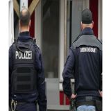 Polizei, Ordnungsamt und weitere Behörden kontrollieren gemeinsam Betriebe.