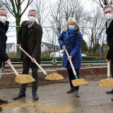 Symbolischer Spatenstich (v.l.): Investor Jörn Hecker, Architekt Jens Hecker, Polizeipräsidentin Friederike Zurhausen, Oer-Erkenschwicks Bürgermeister Carsten Wewers.