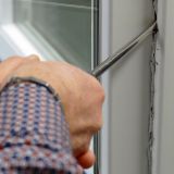 Ungesicherte Fenster können Einbrecher binnen weniger Sekunden öffnen. Sicherheitstechnik an Türen und Fenstern ist ein wirksamer Schutz.