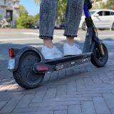 Eine junge Frau fährt auf einem E-Scooter am Recklinghäuser Herzogswall.