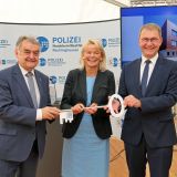 Schlüsselübergabe für den Neubau am PP Recklinghausen: Innenminister Herbert Reul, Polizeipräsidentin Friederike Zurhausen und Markus Vieth,  Niederlassungsleiter Bau- und Liegenschaftsbetrieb NRW.
