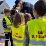 Kinder der Kita St. Franziskus Datteln und Polizeihauptkommissar Ralf Ott an einer Station der Fußgängerführerschein-Prüfung.
