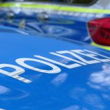 Motorhaube eines Polizei-Streifenwagens.