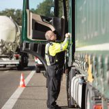 Ein Polizeibeamter bei einer Lkw-Kontrolle.