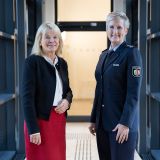 Polizeipräsidentin Friederike Zurhausen (li.) begrüßt Ramona Hörst als neue Leiterin der Pressestelle.