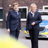 Claudia Voß, die neue Leiterin der Polizeiwache Marl, und Polizeipräsidentin Friederike Zurhausen stehen vor einem Streifenwagen. Foto: Polizei Recklinghausen
