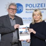 Polizeipräsidentin Friederike Zurhausen und der Leitende Kriminaldirektor Jürgen Häusler halten den Kriminalitätsbericht 2023 in den Händen.