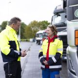 Verkehrssicherheitsberater Karsten Quante im Gespräch mit Lkw-Fahrerin Malgorzata Mierzwa.