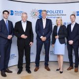 Gruppenfoto der Vertragsunterzeichnung.