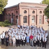 Zu sehen sind die Neuzugänge 2024. Die allermeisten in Uniform mit weißem Hemd und dunkler Hose. In der ersten Reihe steht unter anderem Polizeipräsidentin Friederike Zurhausen, neben ihr stehen die Direktionsleiter.