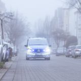 Streifenwagen im Nebel