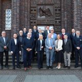 Polizeipräsidentin mit den Bürgermeistern und einer Bürgermeisterin vor dem Polizeipräsidium