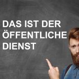 Rechts Mann mit Bart, Jeanshemd und Hosenträgern vor dunkelgrauem Hintergrund; sein Zeigefinger zeigt nach links oben auf den weißen Schriftzug "Das ist der Öffentliche Dienst"