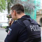 Polizeibeamter führt Geschwindigkeitsmessung durch - mit Lasernesstechnik