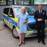 Polizeipräsidentin Friederike Zurhausen steht neben dem neuen Leiter der Direktion Verkehr, Thomas Franta. Im Hintergrund ist ein Streifenwagen zu sehen.