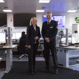 Links steht Polizeipräsidentin Friederike Zurhausen (dunkel gekleidet), daneben Thomas Pierenkämper in Uniform. Beide lächeln in die Kamera. Sie stehen in der Leitstelle des Präsidiums.