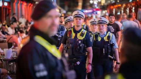 Police officers from the Wuppertal police unit are out and about in Düsseldorf's old town in the evening.