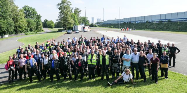 Die Teilnehmerinnen und Teilnehmer der ersten PoliTour 2022 auf dem ADAC-Gelände in Recklinghausen.