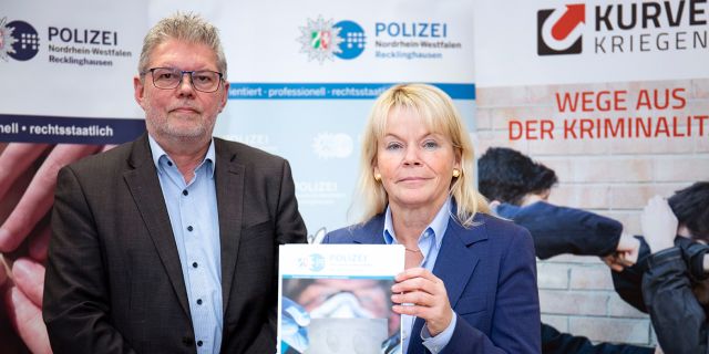 Polizeipräsidentin Friederike Zurhausen und Direktionsleiter Jürgen Häusler stellen den Kriminalitätsbericht 2022 des Polizeipräsidiums Recklinghausen vor.