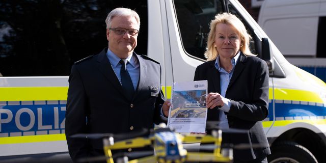 Martin Kirchner, Leiter der Verkehrsdirektion, und Polizeipräsidentin Friederike Zurhausen stellen den Verkehrsunfallbericht 2022 vor.