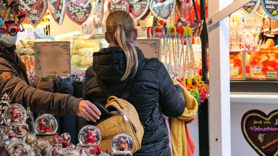 Polizei warnt vor Taschendieben, insbesondere auf Weihnachtsmärkten.