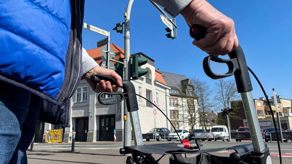 Symbolfoto: Ein älterer Herr geht mit seinem Rollator am Recklinghäuser Herzogswall/Westerholter Weg spazieren. Die Polizei bietet Kurse an, in denen der sichere Umgang mit dem Rollator trainiert werden kann.