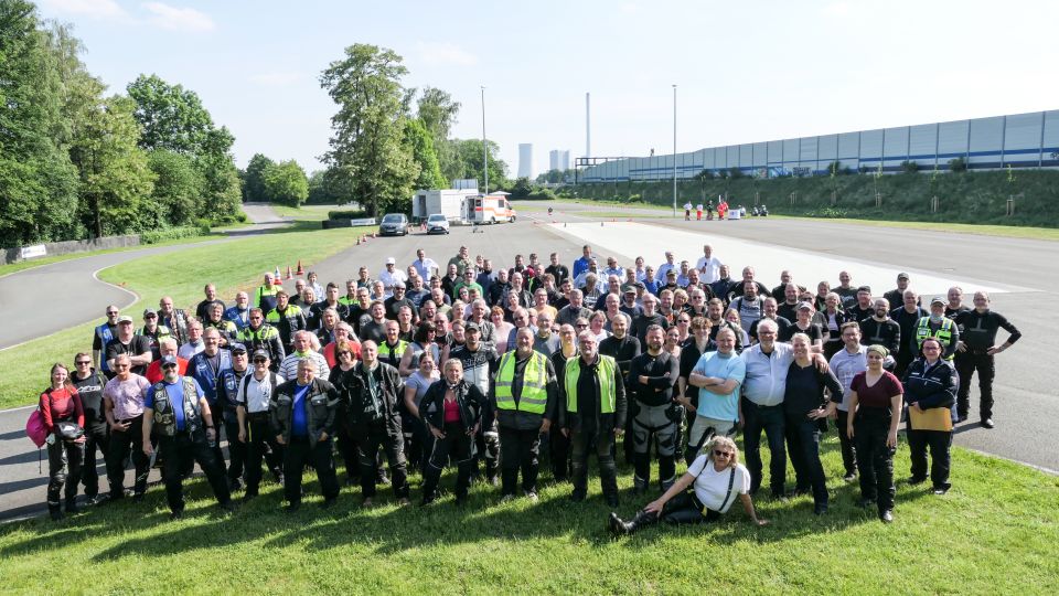 Die Teilnehmerinnen und Teilnehmer der ersten PoliTour 2022 auf dem ADAC-Gelände in Recklinghausen.
