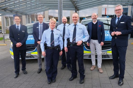 Bild v.l.n.r.: Polizeirat Benedikt Schlüchtermann, Landrat Sven-Georg Adenauer, PHK'in Miriam Christ, Leiter Bezirks-/ und Schwerpunktdienst Gütersloh Polizeihauptkommissar Jan Kerkloh, PHK Patrick Fenske, Erster Beigeordneter Stadt Gütersloh Henning Matthes, Leiter der Direktion Gefahrenabwehr/ Einsatz Polizeidirektor Dirk Zeller