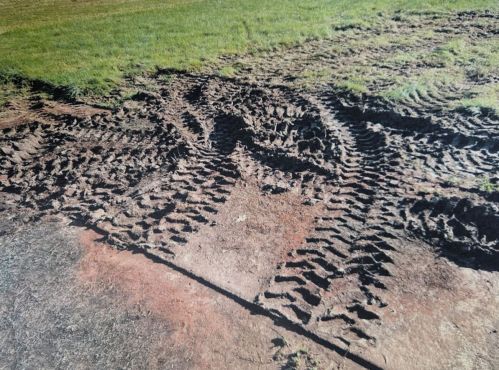 Auf dem  Foto sind große Reifenspuren zu erkennen. Vermutlich von einem Radlader. 