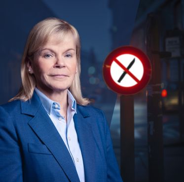 Police Commissioner Friederike Zurhausen next to a "no knives" sign showing a crossed-out knife
