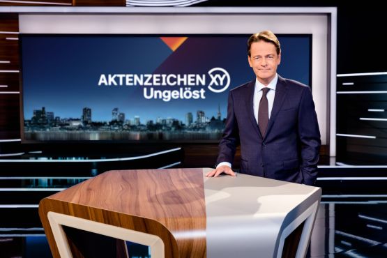 Moderator Rudi Cerne im Studio