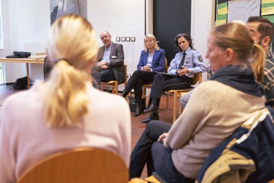 Polizeipräsidentin mit Verkehrsreferentin Maria del Carmen Fernandez Mendez und weiteren Teilnehmenden