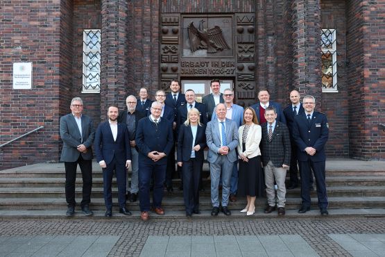 Polizeipräsidentin mit den Bürgermeistern und einer Bürgermeisterin vor dem Polizeipräsidium