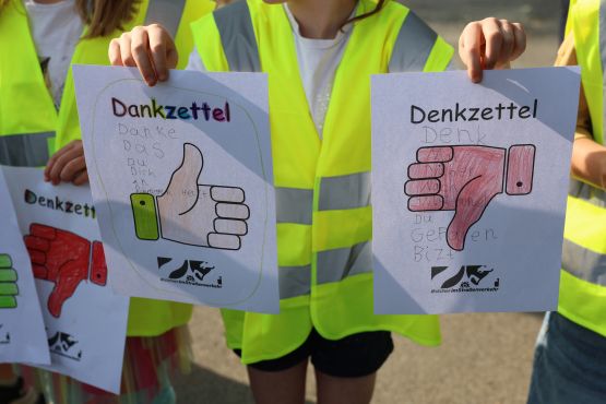 Daumen hoch und Daumen runter für Autofahrende 