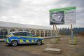 Grundstein mit Streifenwagen und dem Baustellenschild der Firma Sideka