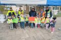 Auf dem Bild sind Kinder der KiTa Am Wellbach mit Beamten der Verkehrsunfallprävention. 