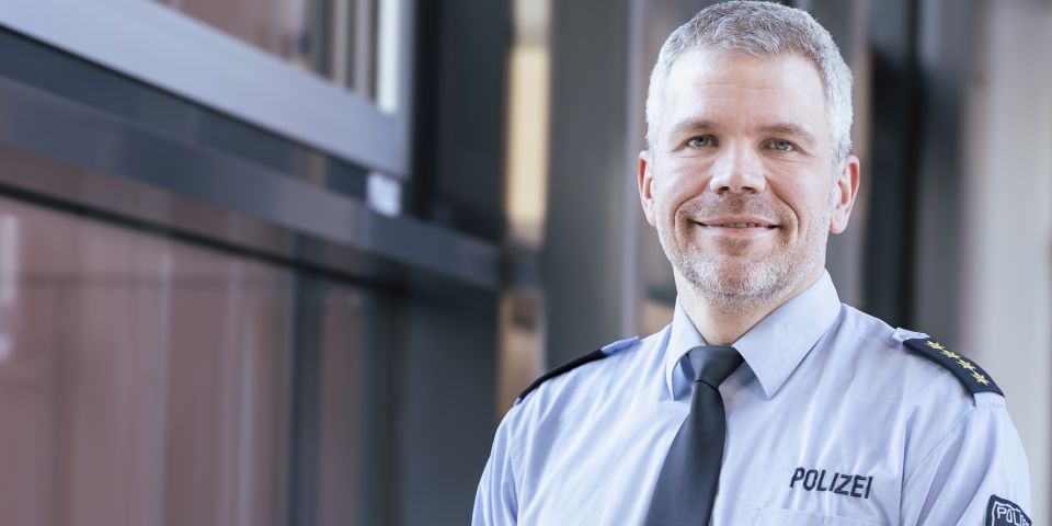 Thomas Pierenkämper in Uniform lächelt in die Kamera