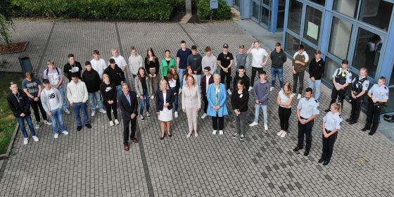 Am 01.09.2022 starteten die ersten 30 Schülerinnen und Schüler am Kuniberg Berufskolleg über einen neu geschaffenen Bildungsgang in die Polizei NRW. 